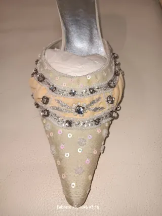 Mules de tacón beige y plateadas