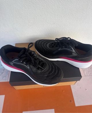 Zapatillas Fila Negras y Rosas