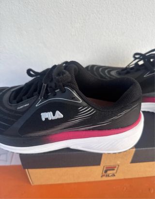 Zapatillas Fila Negras y Rosas