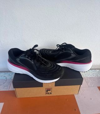 Zapatillas Fila Negras y Rosas