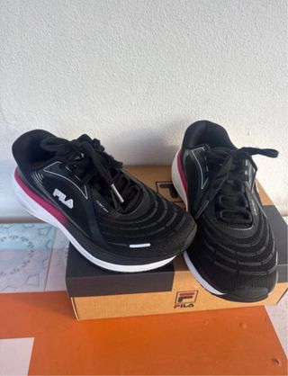 Zapatillas Fila Negras y Rosas
