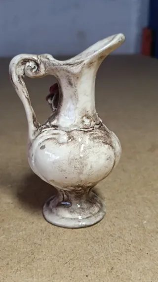 Jarro Capodimonte pequeno com rosa