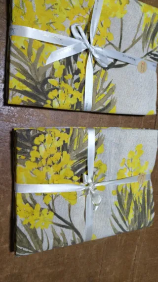 Set 2 Tovaglia con stampa mimosa. Panna e grigia