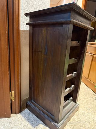 Botellero de madera oscuro