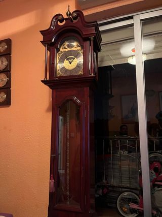 Reloj de pie antiguo