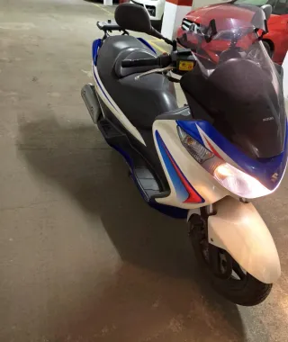 Suzuki Burgman 125 Maxi Scooter