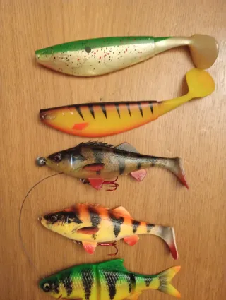 Artificiali da pesca morbidi e veri