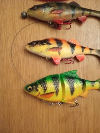 Artificiali da pesca morbidi e veri