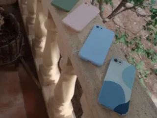 3 custodie iPhone SE a 4€ ciascuna