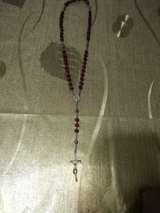 Rosario de cuentas rojas y cruz