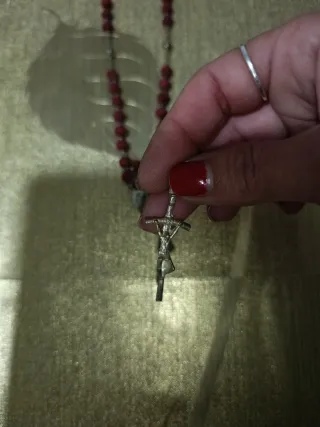 Rosario de cuentas rojas y cruz