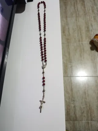 Rosario de cuentas rojas y cruz