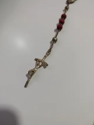Rosario de cuentas rojas y cruz