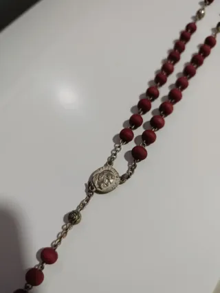 Rosario de cuentas rojas y cruz