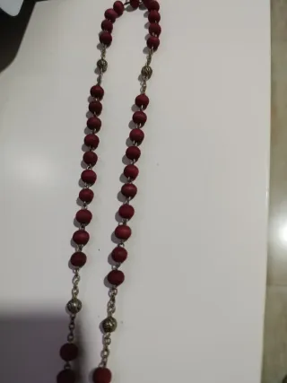 Rosario de cuentas rojas y cruz