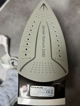 Plancha Taurus Geyser Titanium 2600