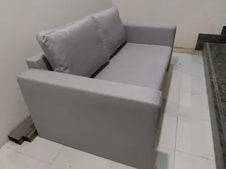 Sofá de tela gris