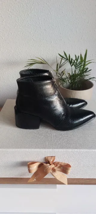 Botines negros con cremallera