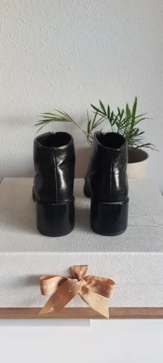 Botines negros con cremallera