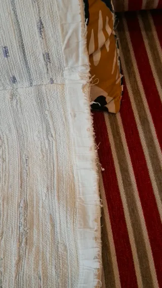 Manta antiga com tiras coloridas