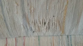 Manta antiga com tiras coloridas