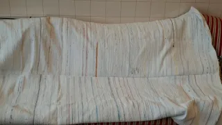 Manta antiga com tiras coloridas