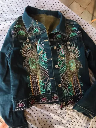 Chaqueta vaquera bordada multicolor
