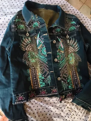 Chaqueta vaquera bordada multicolor