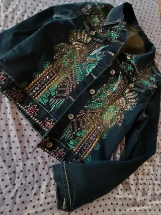 Chaqueta vaquera bordada multicolor