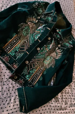 Chaqueta vaquera bordada multicolor