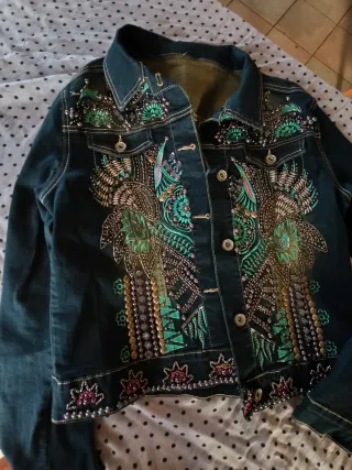 Chaqueta vaquera bordada multicolor