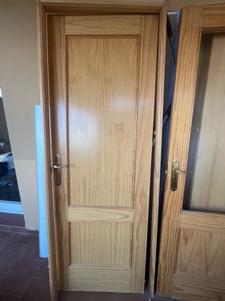 Puertas de madera color nogal claro