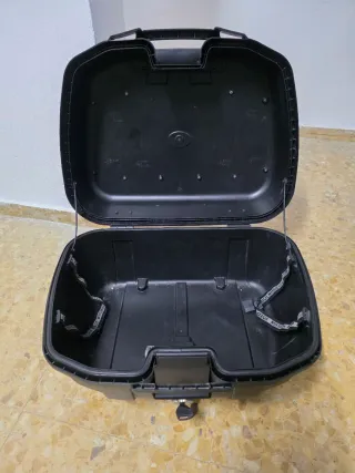 Baúl Givi Trekker 52L Negro Aluminio superior