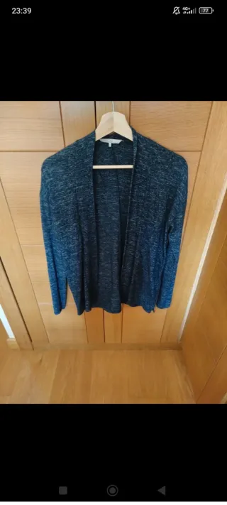 Chaqueta larga de punto gris y negro