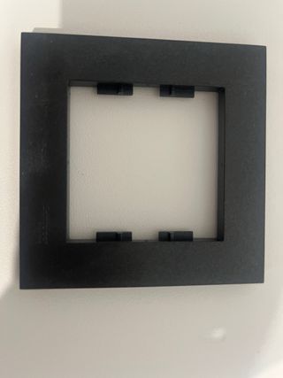 Marco embellecedor enchufe negro
