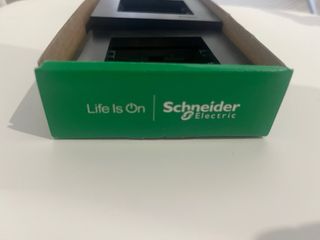 Marco embellecedor enchufe negro