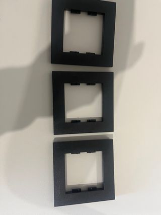 Marco embellecedor enchufe negro