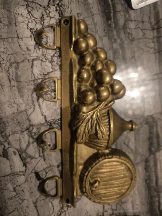 Colgador latón bronce uvas barril