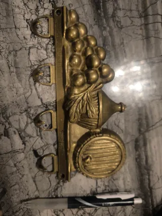 Colgador latón bronce uvas barril