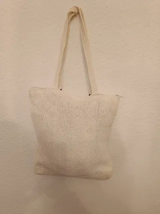 Bolso de tela blanco con detalles negros