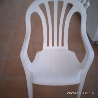 Sillas de plástico blancas