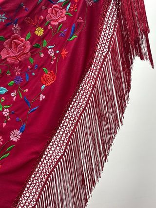 Mantón bordado burdeos