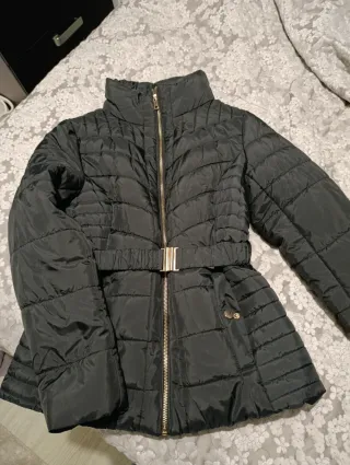 Cazadora acolchada negra con cinturón