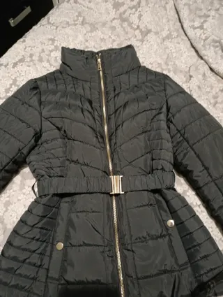 Cazadora acolchada negra con cinturón