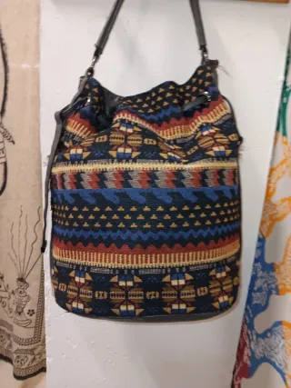 Bolso de flecos y plumas