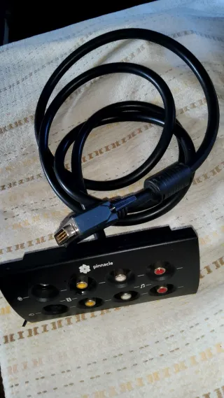 Caja y cable Pinnacle para captura de video