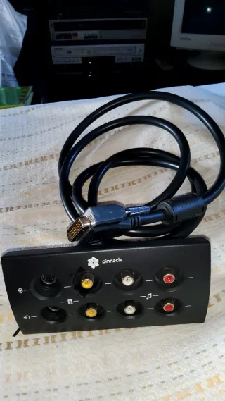Caja y cable Pinnacle para captura de video