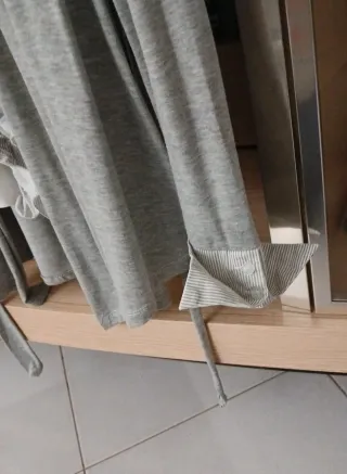 Camicia grigia e bianca con rouches