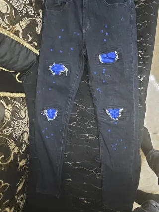 Pantalones vaqueros negros con detalles azules