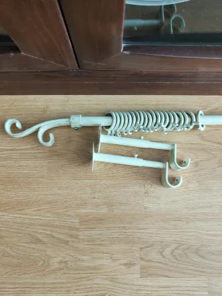 Barra de cortina metal beige con anillas